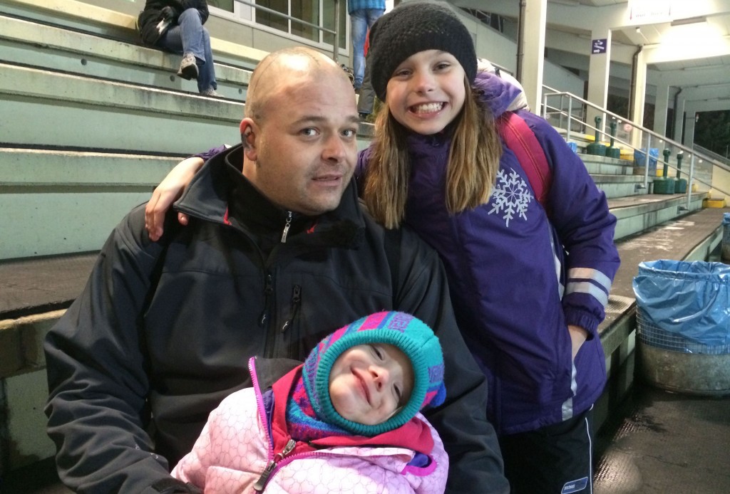 Der „nicht so schlechte Vater“ Dirk beim Familienausflug in der Eishalle. Bild: ZDF/Kathrin Dapper