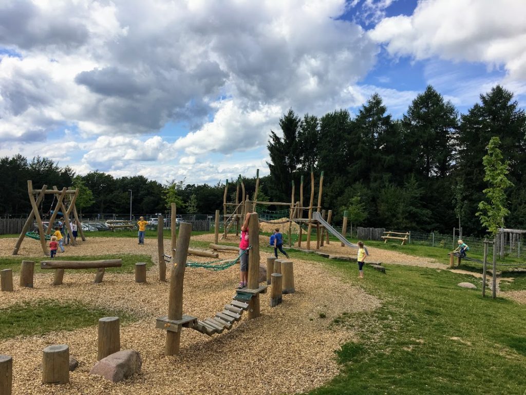 Spielplatz - natürlich aus Holz