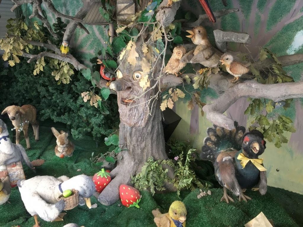 Das Highlight für mein kleines Kind: scary Figuren singen die Vogelhochzeit.