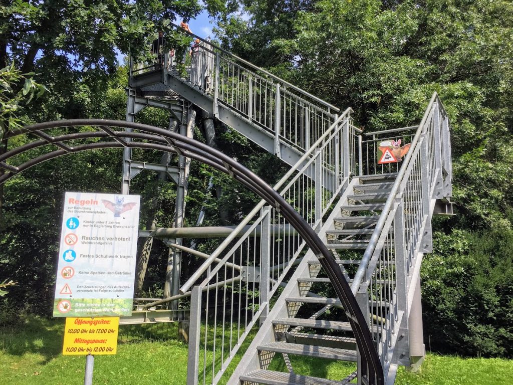 Tragen Sie Ihren Kinderwagen bitte hier hoch.